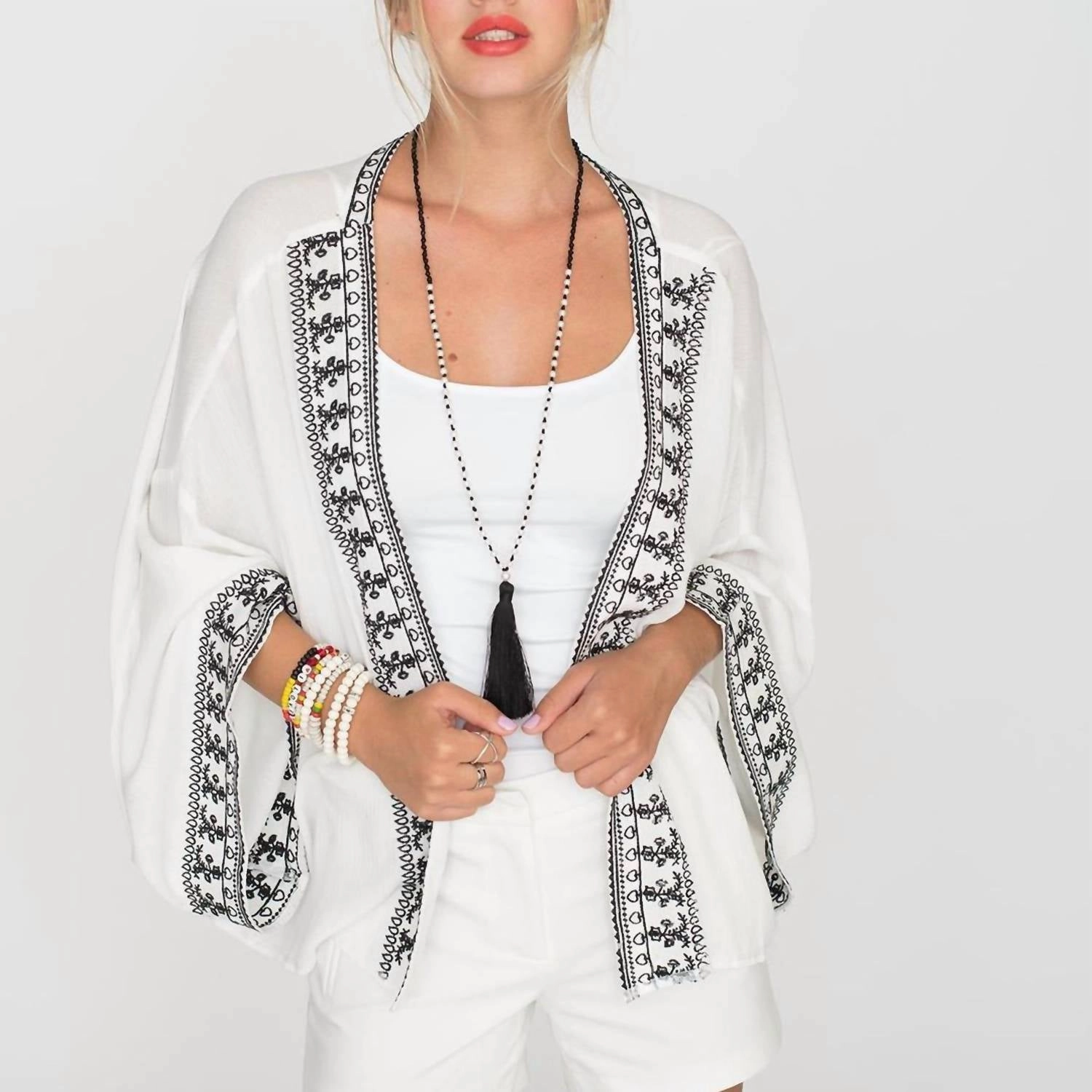 Open-Faced Embroidered Coverlet In White/black