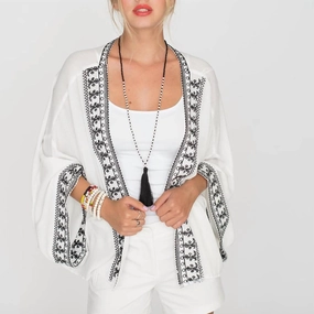 Open-Faced Embroidered Coverlet In White/black